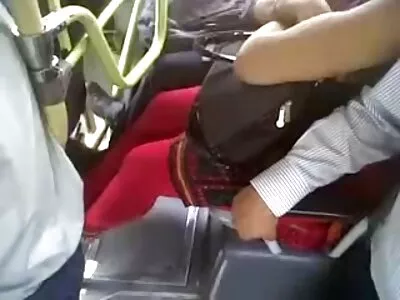 הבלונדינית שוחה בבריכה וזיין בתחת עם סרט סקסי חינם בחור.