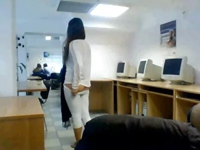 אמא עם ציצים גדולים, יחד עם חברתה, מנסה סרטים לצפייה ישירה סק את איבר המין של בנה החורג.
