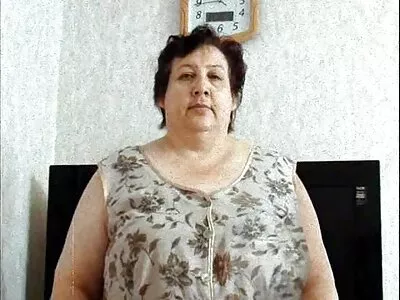 זוג לסביות צעירות קופצות על קצהו של גבר צעיר. גייז סרטים חינם