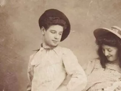 הברונטית מחליפה את סרט ארוטי חינם התחת של הבחור מתחת למקלחת.