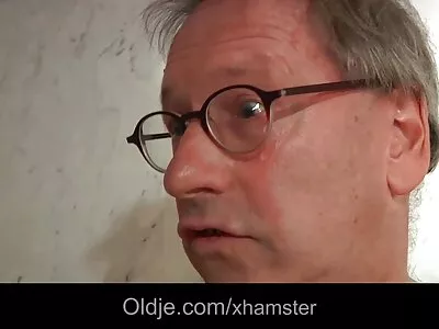 בלונדינית יפה נותנת את עצמה סרטים פונוגרפים בחינם לבחור מ-MGIMO כדי לזיין את עצמה בבית.