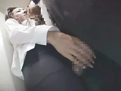 המעסה עורר את הצעירה ונכנס לחרך שלה עם איבר סרטים כחולים באורך מלא חינם מינו ארוך.