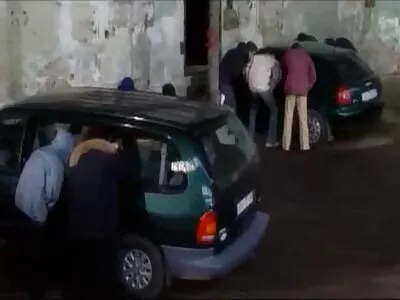 בחורה בלונדינית רזה נדפקת חזק על ידי האדם הראשון שהיא סרטים לצפייה ישירה כחולים חינם פוגשת.