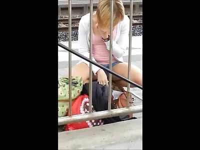 גברת עם סרטי סקס באורך מלא חינם ציצים גדולים פורשת את רגליה לסקס קבוצתי עם בחורים.