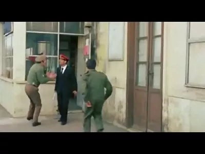 עובדי משרד תאגידים הפכו סרטים פונוגרפים בחינם לאורגיה ענקית על השולחן.