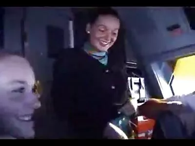 MILF עם חליבות גדולות במטבח פיתה את הצעיר למין. מוניקה סרטי סקס חינם