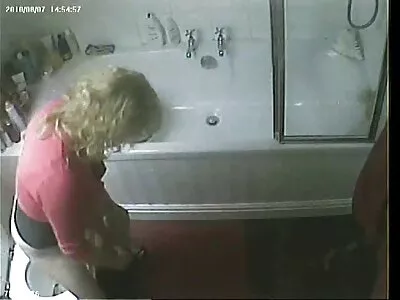 אפרוח צעיר מוכן להכין פורנו תוצרת בית סרטי סקס לצפיה מידית עם בן זוג רוסי למין.