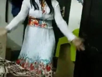 בחור עם חברה עסק במין קבוצתי עם אישה שחורה מתולתלת. סרטים לצפייה ישירה פורנו