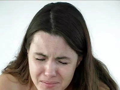 אמא פרימיום בחלוק סרטי סקס תותה חינם סגול נדפקת במטבח על ידי שרברב שרירי.