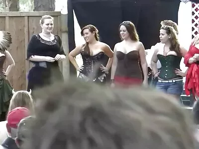 לאפרוחים סרטים ארוטים בחינם עם ציצים גדולים וחורים עסיסיים יש אורגיה עם בחורים.