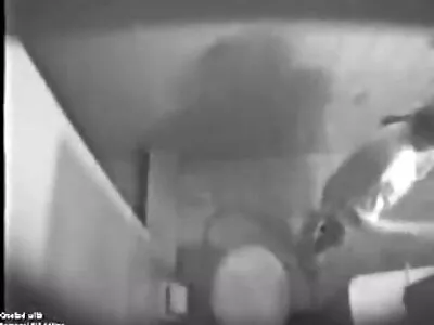 בחורה רזה כהה שיער במקום להתנער סרטי הסקס של ניקול מתחת למחשב נייד מזדיינת עם בחור שבא.