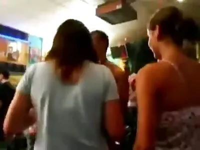 בלונדינית שברירית פורשת את רגליה לגבר. סרט סקסי חינם