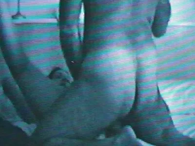 בלונדינית רזה אחרי שהמועדון הלך עם שחורים לביתם לסקס קבוצתי. סרט חינם סקס