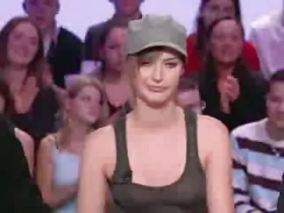 ברונטית רזה פיתתה סרטי סקס חינם באורך מלא את חברתה לצלם פורנו תוצרת בית בגוף ראשון.