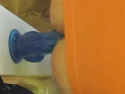 הבעל שרף את אשתו בשל בגידה והתיר לה סרטי סקס לצפייה חינם לקיים יחסי מין עם אהובה.