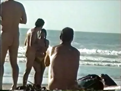 הבחור מרחרח את התחתונים של הילדה סרטי סקס לצפייה חינם וחובט במאהבת שלהם.