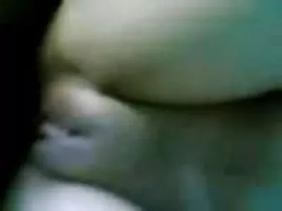 כלבלב סטודנט מזיין סרטים ארוטים בחינם שתי חברות צעירות ונהנה משלישייה.