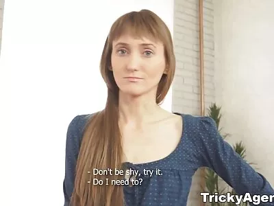 זונה אנאלית סרט אירוטי עדין בגרביים שחורות שירתה פאלוס ענק של פיהר בוגר.