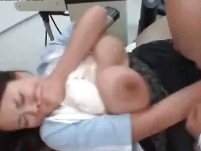 לקוח של בית בושת נהנה עם אפרוחים במין קבוצתי עם שליטה. סרטי סקס באורך מלא חינם