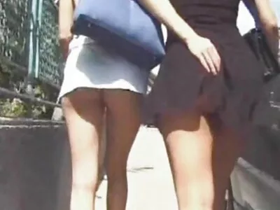 האם עזרה לבתה להוריד את המכנסיים הקצרים ולקיים סרטי גייז מלאים בחינם יחסי מין קבוצתיים.