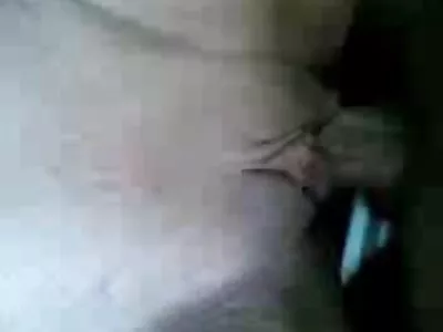 ילדה עם שיער סגול מוכנה לצלם סרט כחול חינם פורנו תוצרת בית במצלמה.