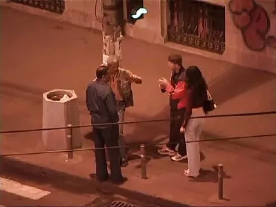 לסביות משפשפות כוסות ואז מנסים את הזין סרטים ארוטים לצפיה של גבר.