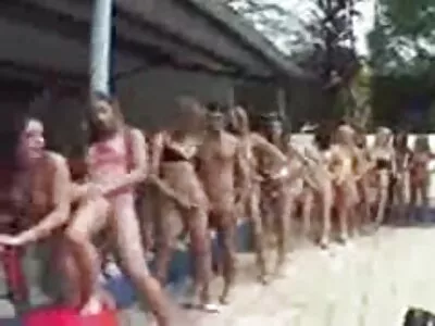 החמודה סרט סקסלי ליסה מקיימת יחסי מין עם חבר חדש.