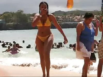 במהלך הליהוק, דוגמנית שזופה עובדת בקלות אנאלית סרטים ארוטים לצפיה ישירה על זין מגולח.