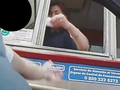 בלונדינית בגרביים בוגדת בחבר שלה עם מאהב מקועקע. מין סרטים חינם