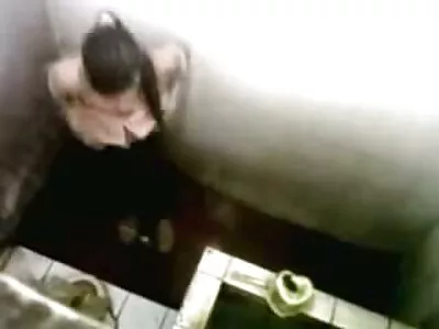 האיש המזוקן טיגן באופן מפורסם את הכוס סרטי סקס חינם מוניקה העסיסי של הבלונדינית במטבח.