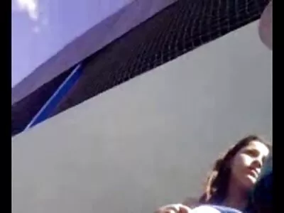 גבר צעיר מכניס חבר של אישה עד הכדורים סרט סקסלי במשרד.