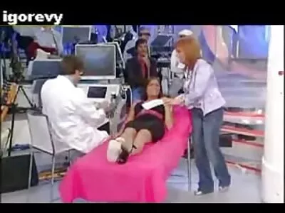 גבר שחור עם סרט פורנו חינם ראסטות בכל התנוחות זוחל עם זין ענק בחורים של ילדה לבנה.