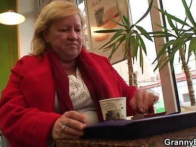 הבן החורג הראה סרט ארוטי חינם את הזין לאמא והיא נתנה לו אורגזמה בהירה.