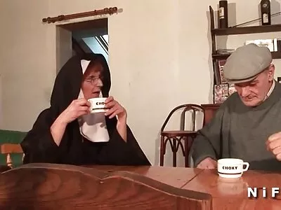 גברת שמנמנה רועדת מין סרטים חינם עם צעיר שחור כבר שעתיים.