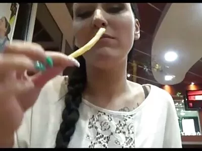 בחורה רוסייה במשרד חושפת את סרטי פורנו להורדה חינם החור שלה לסקס אמיתי.