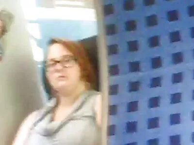 מולטי אידיוט אחרי שקוני רוצה לנסות את סרט סקב איבר מינו של השכנה בנרתיק שלה.