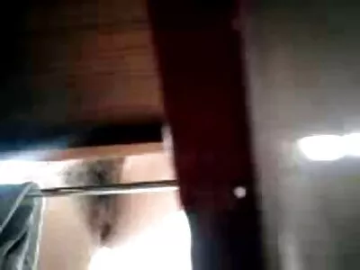 לסבית בוגרת במשרד פיתתה סטודנט צעיר למין סרטי אורגיה חינם במשרד.