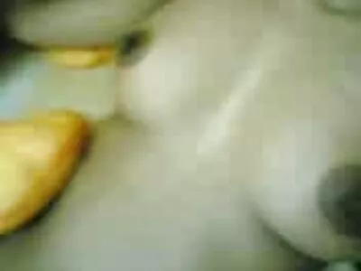 אמא סרטי פורנו לצפיה ישירה חינם בלונדינית מסכימה להוריד את התחתונים ולהראות לחברתה נרתיק ורוד.