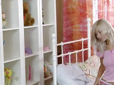 רופא צעיר מעורר סקס קבוצתי עם סרטי סקס באורך מלא חינם בנות בעבודה.