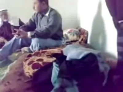 הבחור סרטי סקס חינם ערביות הזמין הביתה שתי אמהות לזיון קבוצתי בסלון.
