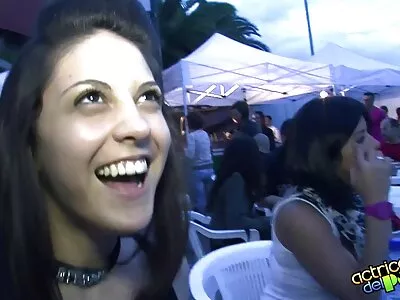 ילדה סרטי פורנו לצפייה ישירה חמודה מזדיינת עם גבר מבוגר במהלך תרגילי בוקר.