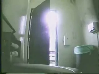 אופנוען מקועקע ביער ללא סרטי סקס לצפיה חינם קונדום זרק מקלות לתוך הסדק של הברונטית.