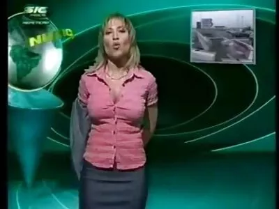קבוצה של סווינגרים מקיימת סקס קבוצתי על הספה לאחר ארוחת הבוקר. סרט פורנו חינם