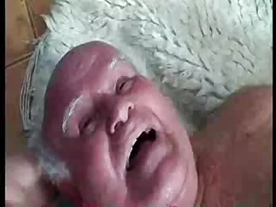 המעסה מציע לגוזל הרוסי לקיים יחסי מין ללא סרט פורנו חינם קונדום בכוס.
