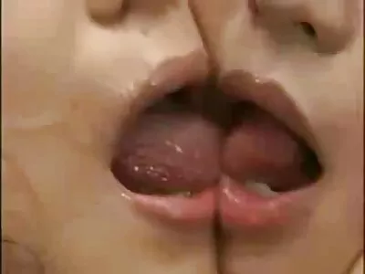 גבר עם קעקוע סרטן תקע את החדק שלו בין הגלילים בפי הטבעת ההדוקה של סרטים אירוטים חינם כלבה חזה בגרביים.