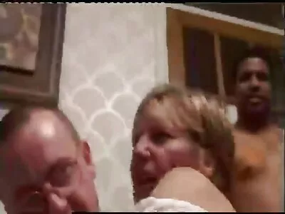 הבחור מכניס אמא סרט כחול חינם בוגרת לסרטן ומזיין אותה בכוס שמנת וגרון עמוק.