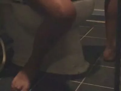 הבחור מזיין ברונטית צעירה בתחתונים בגוף ראשון. סרטי פורנו להורדה חינם