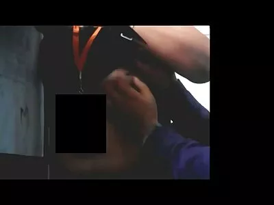 בחורה לאחר מציצה מחליפה תחת סרט סקב עסיסי במין אנאלי תוצרת בית עם המאהב שלה.