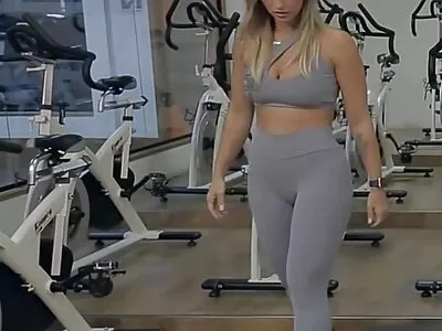 הלכתי יפהפייה אפורת שיער ברחוב וזיין אותה בפה עם גמר סרט פורנו חינם בבית.