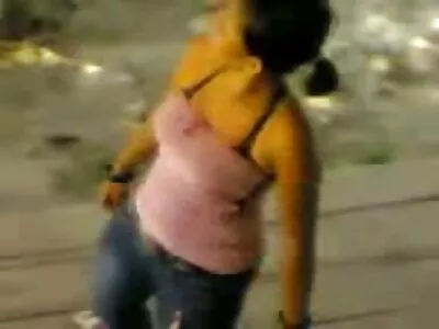 פורנו תוצרת בית רוסי עם יופי צעיר בתנוחות סרט ארוטי חינם שונות.